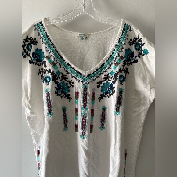 SUNDANCE EMBROIDERED VNECK WHITE T-SHIRT W/ BOHO FLORAL VIBE-LADIES SIZE XXL - Picture 4 of 6
